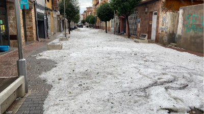La fuerte tromba de agua ha anegado las calles de Andorra y provocado decenas de afecciones en tejados./ Enrique Checa