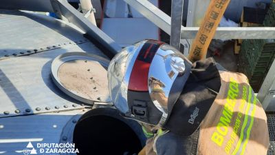 Uno de los bomberos que ha intervenido en el silo de Figueruelas donde ha empezado el incendio. / Diputación de Zaragoza
