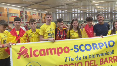 Sergio del Barrio, recibido por sus compañeros de club en la estación Delicias.