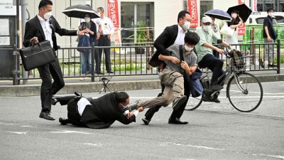 Momento en el que la policía detiene al asesino del expresidente japonés. / EFE