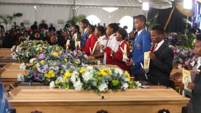 Funeral de los 21 jóvenes fallecidos la pasada semana en East London, Sudáfrica-. / EFE