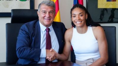 Salma Paralluelo posa con Joan Laporta tras firmar su contrato con el Barcelona.