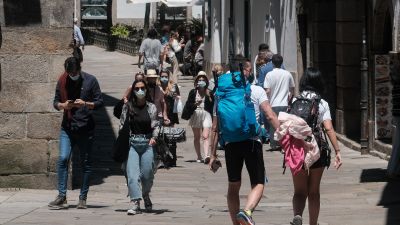 Foto de archivo de unos ciudadanos andando por la calle