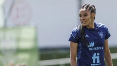 Salma Paralluelo durante un entrenamiento con la Selección Española.