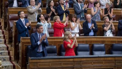 El presidente del Gobierno, Pedro Sánchez, y la vicepresidenta segunda y ministra de Trabajo y Economía Social, Yolanda Díaz, aplauden a represaliados del franquismo tras aprobarse el proyecto de ley de Memoria Democrática./ Europa Press.