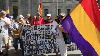 Miembros de asociaciones memorialistas, concentrados en las inmediaciones del Congreso. (EFE).