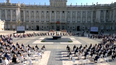 Minuto de silencio frente a una llama que representa a todas las víctimas de la COVID-19.