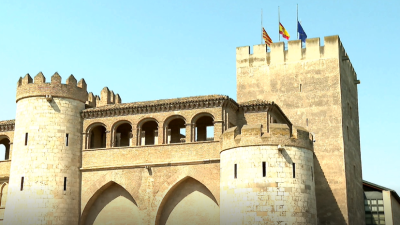Izado de banderas a media asta en las Cortes de Aragón.