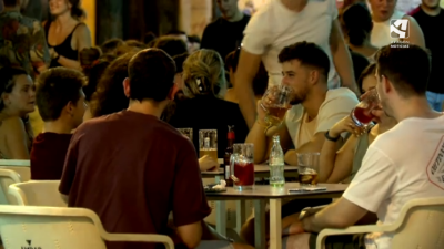 Un grupo de jóvenes disfruta de la noche en una terraza.