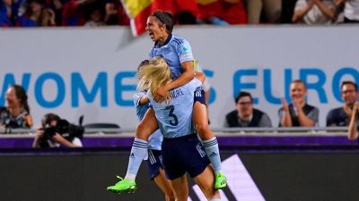 Marta Cardona celebra el gol que anotó este sábado ante Dinamarca.