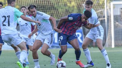 Kevin Carlos trata de llevarse el balón en un lance del partido.