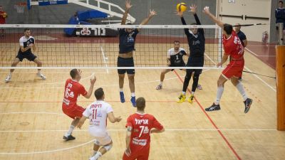 Stanislav Neviadomskyi ejecuta un remate con su anterior equipo.