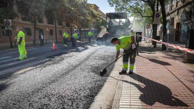 Trabajos de asfaltado en una calle de la capital aragonesa. / Ayuntamiento de Zaragoza
