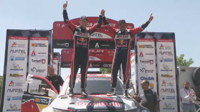 Nasser Al-Attiyah celebrando su quinto triunfo en la Baja Aragón
