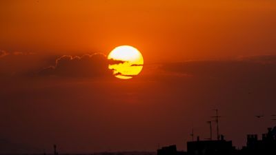 La Agencia Estatal de Meteorología (Aemet) mantiene, al menos, hasta el miércoles las alertas por calor, que este lunes es de nivel naranja en la mayor parte de Aragón, por temperaturas que localmente podrán alcanzar los 42 grados, y amarilla en el sur de la provincia de Teruel. (EFE/Javier Belver).