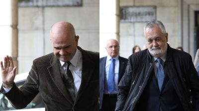 Manuel Chaves y José Antonio Griñán, en la Audiencia de Sevilla. / Europa Press