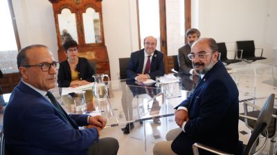 El consejero Felipe Faci (izq.), junto al ministro de Cultura y Deporte, Miquel Iceta (centro), y el presidente de Aragón, Javier Lambán (drcha.). / EFE