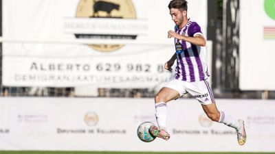 Víctor Segura durante un encuentro con el Valladolid.