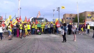 Un grupo de agricultores se ha concentrado este jueves para pedir la bajada del precio de los combustibles agrícolas.