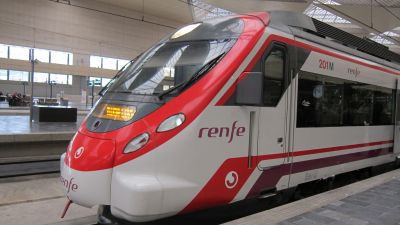 Un tren de cercanías en la estación Delicias de Zaragoza. / Europa Press