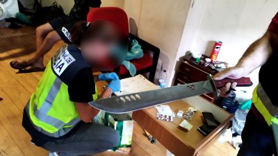 Un agente muestra el machete encontrado en la vivienda. / Policía Nacional