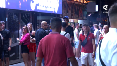 Jóvenes en una transitada calle de ocio nocturno en Barcelona, donde se han producido cinco denuncias por pinchazos.