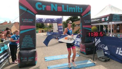 Lucía Gracia cruza en primer lugar la línea de meta en Biota.