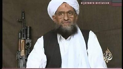 Fotografía de archivo del 9 de septiembre de 2004 que muestra una captura a una cinta de vídeo en la que aparece Ayman al-Zawahiri, entonces mano derecha de Osama Bin Laden. (EFE/ Ho/Al Jazeera. Archivo).