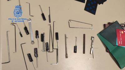 Material incautado a los detenidos, destinado a perpetrar robos en viviendas. / Policía Nacional.