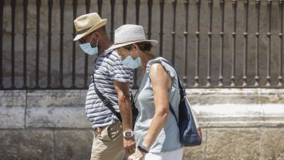 Dos personas caminan con mascarilla. / Europa Press