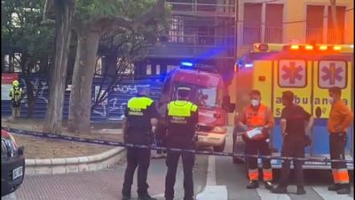 Servicios de emergencias del 112, bomberos y Policía Local atienden a los obreros intoxicados.