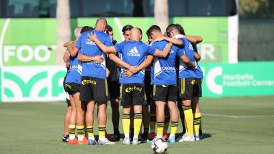 Los jugadores del Real Zaragoza, haciendo una piña. Foto: Real Zaragoza.