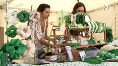 Comerciantes venden sus productos en las calles de Huesca.