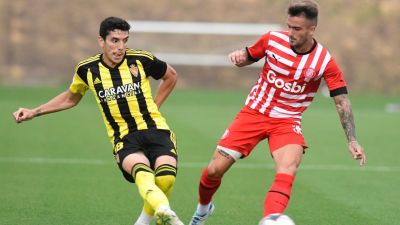 Fran Gámez presionando a un jugador del Girona FC