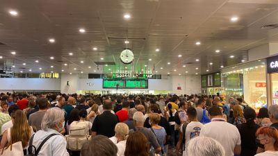 Pasajeros en la estación de Sants en Barcelona afectados por los retrasos de los trenes. /A.B.