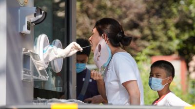 Un trabajador médico toma muestras a una mujer para realizarle una prueba de COVID-19. / EFE