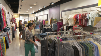 Interior de un comercio de ropa donde deberá aplicarse el Plan de Ahorro Energético del Gobierno Central./ Aragón TV