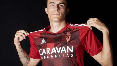Alejandro Francés posa con la tercera equipación.