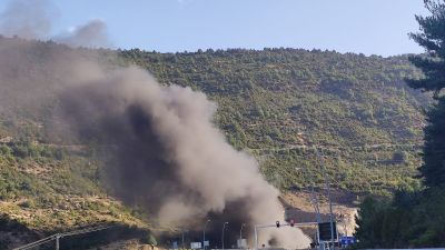 El incendio de un vehículo por una avería ha producido una aparatosa columna de humo | Aurora Martínez