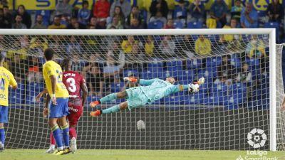 Cristian Álvarez salvó un punto ante Las Palmas con este paradón en la recta final.