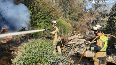 Los bomberos de la Diputación de Zaragoza siguen trabajando en el dispositivo para apagar el incendio de  Añón de Moncayo./ Diputación Provincial de Zaragoza