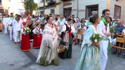 Oscenses participando en la ofrenda.