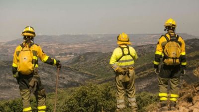 El operativo antiincendios trabajando sobre el terreno. / Infoar (Gobierno de Aragón).