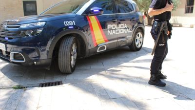 Un agente de la Policía Nacional junto al coche. / Europa Press.