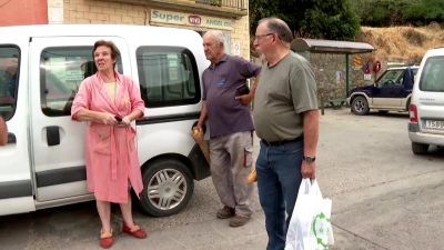 Tres vecinos de Añón a su regreso al municipio.