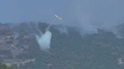 Un hidroavión descarga agua en el incendio de Bejís (Castellón). / TVV.