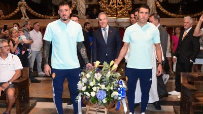 Cristian Álvarez, Alberto Zapater y Jorge Mas realizan la ofrenda a la Virgen del Pilar.