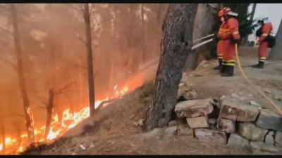 Bomberos trabajando en una de las zonas afectadas por el incendio.
