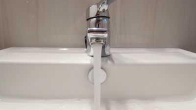 Un grifo de agua abierto. / Europa Press