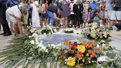 Homenaje floras a las víctimas del atentado de Cambrils. / EFE